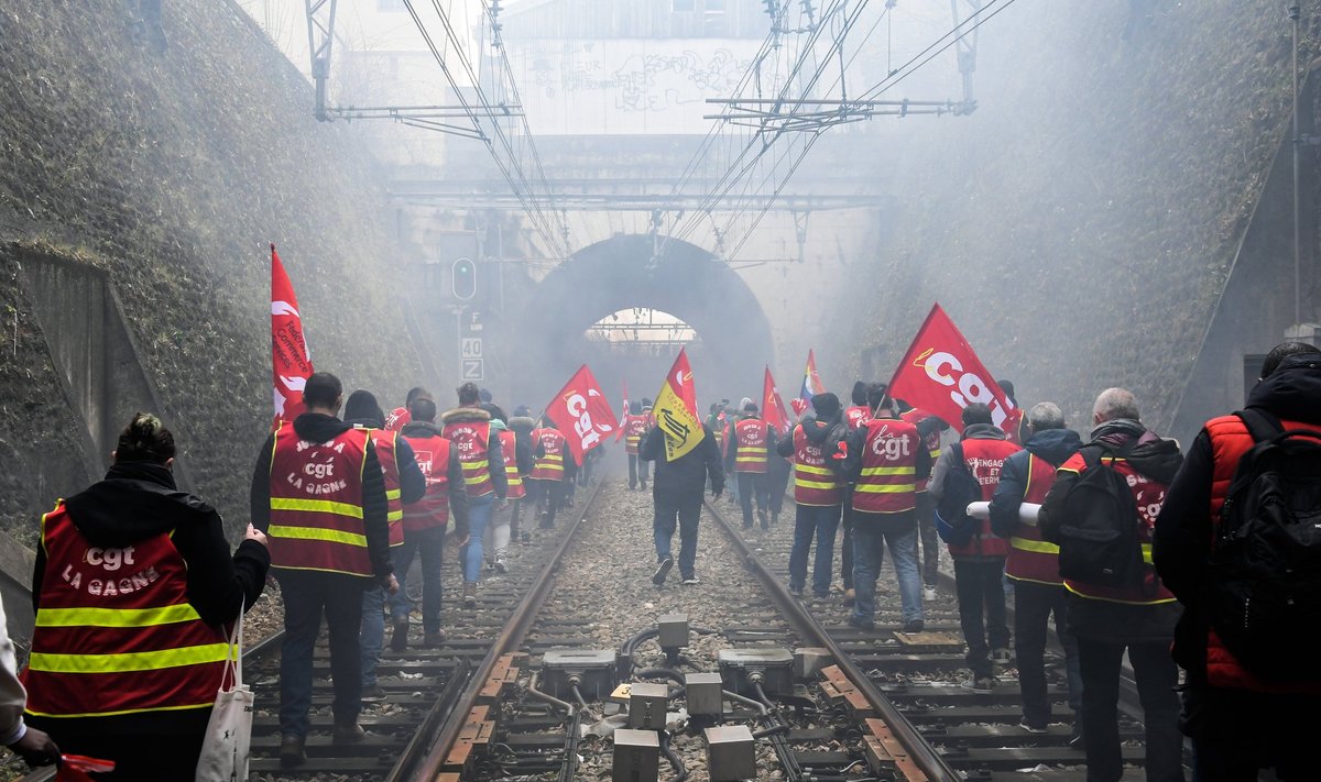 Esmaspäevaste protestimeeleavalduste käigus blokeeriti ka raudteid.