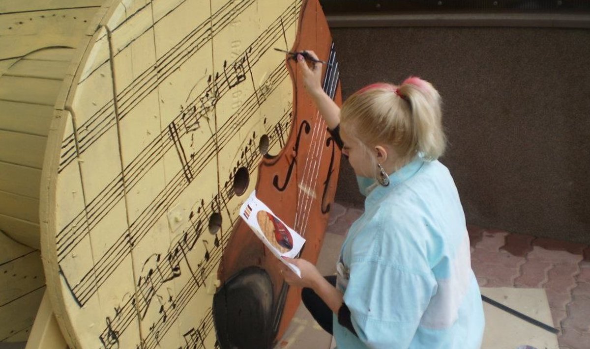 Tartu Kunstikooli dekoraatori õpilaste kutseeksam, mille käigus valmisid infokandjad muusikafestivalile.