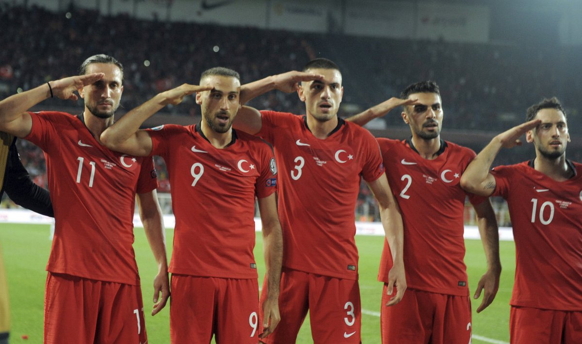 Турецкие футболисты празднуют гол в ворота Албании
