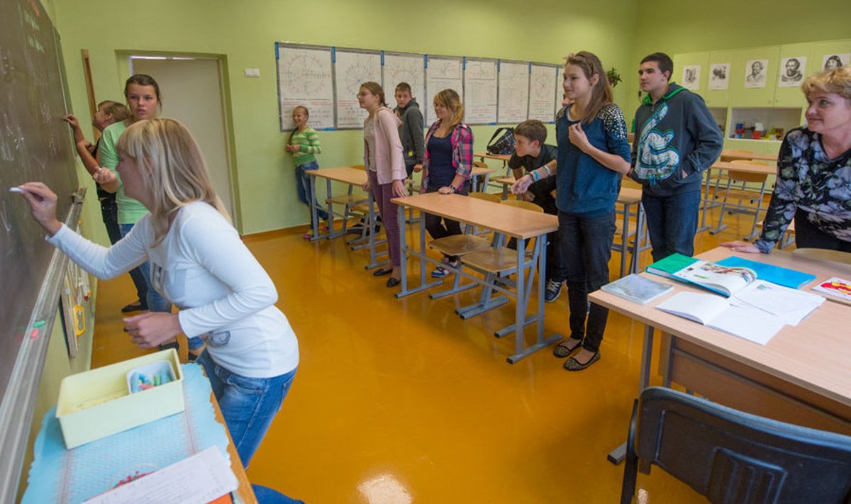 Kaheksanda klassi õpilased on õpetaja Marina Šenderjuki (paremal) valemite ja tehete lahendamismängudest lausa vaimustuses. 