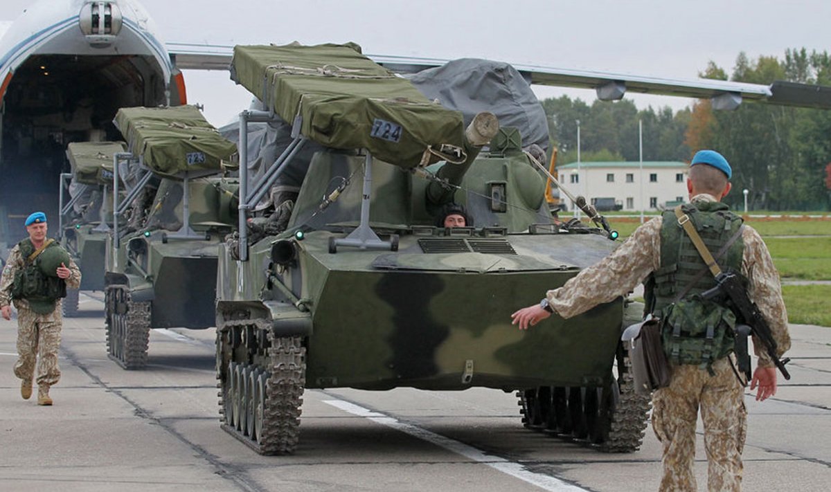 Vene relvajõudude sõjamasinad saabuvad enne suuri Venemaa–Valgevene ühisõppusi Zapad 2013 Minski-lähedasse lennuväebaasi. 