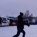 TRIKIVIDEO | Kalev Kruus proovib jalgpalli 25 meetri pealt liikuva bussi uksest sisse lüüa