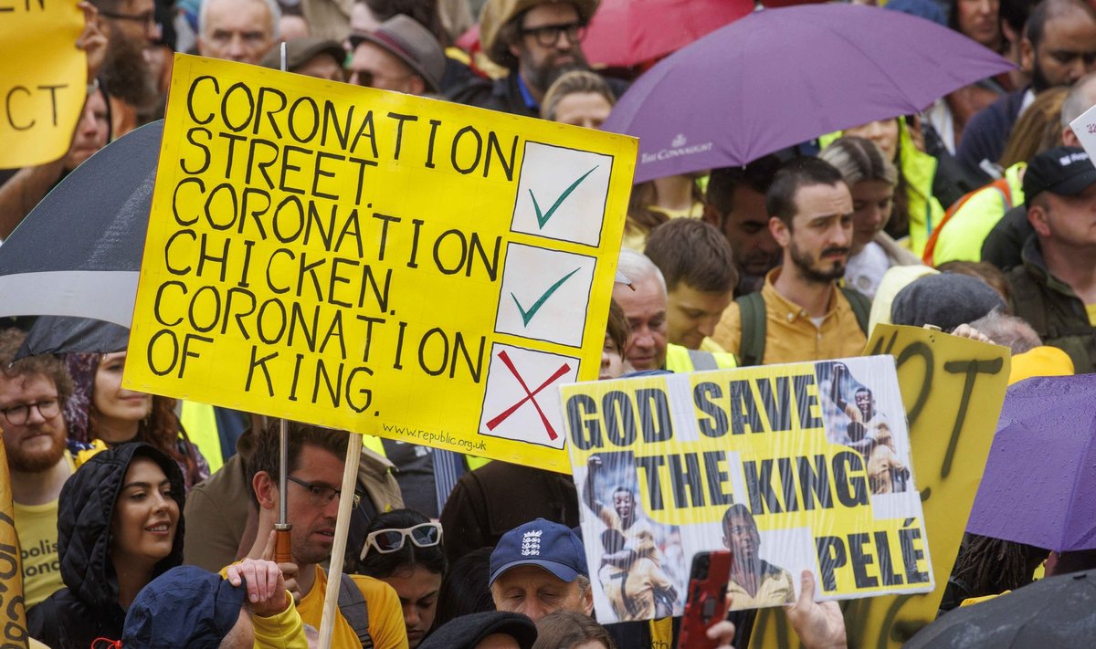 Kroonimise ja kuningliku perekonna vastu protesteerivad inimesed Londonis.
