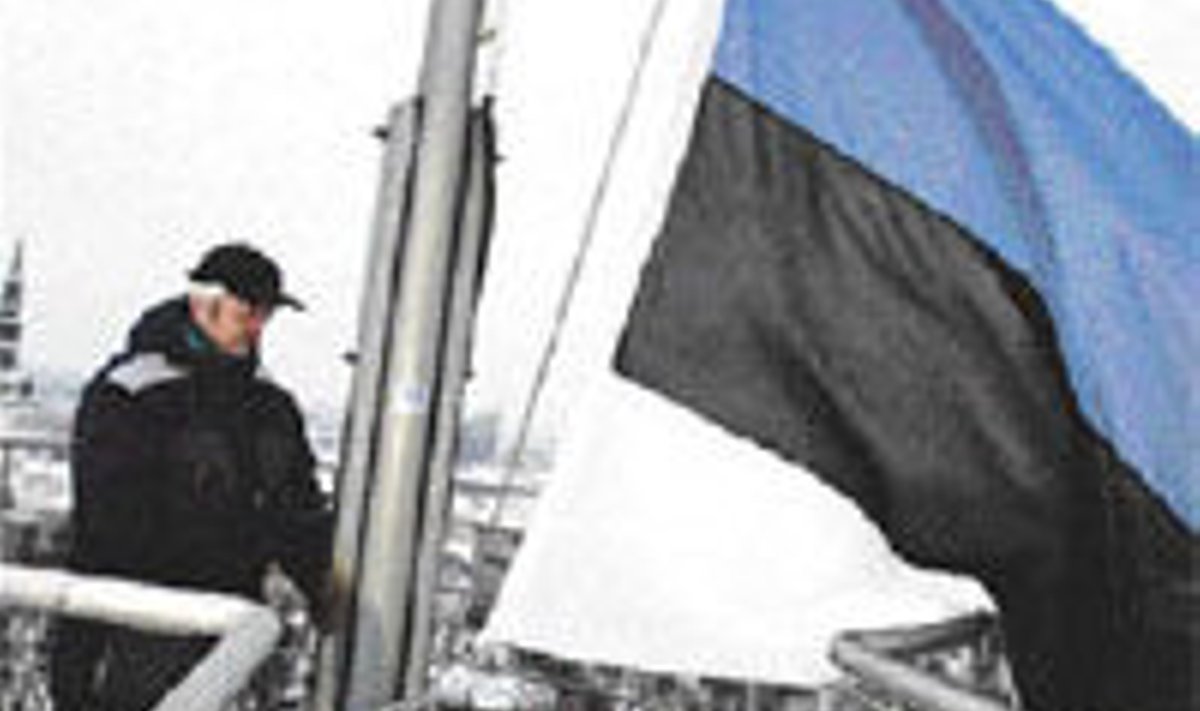 Toomas Mahl eile õhtul Pika Hermanni tornis lippu langetamas.
