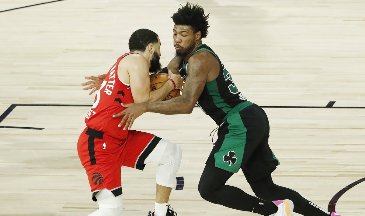 Palli nimel võitlevad Raptorsi tagamees Fred VanVleet (vasakul) ka Celticsi kaitseguru Marcus Smart.