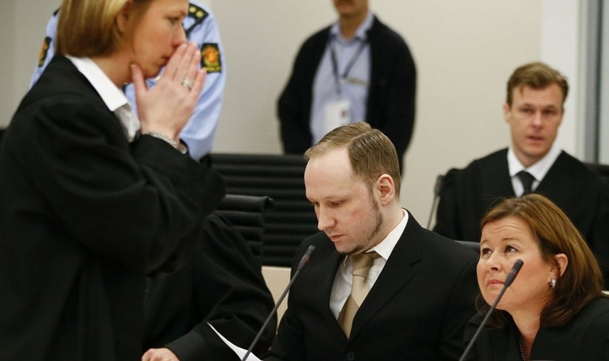- Prokurör Inga Bejer Engh (vasakul), Breivik ja tema kaitsja Vibeke Hein Baera