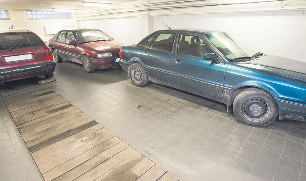 Tartu maavalitsuse garaažis müüki ootavast kolmest konfiskeeritud autost kaks (Opel ja Audi) on ära võetud roolijoodikutelt.