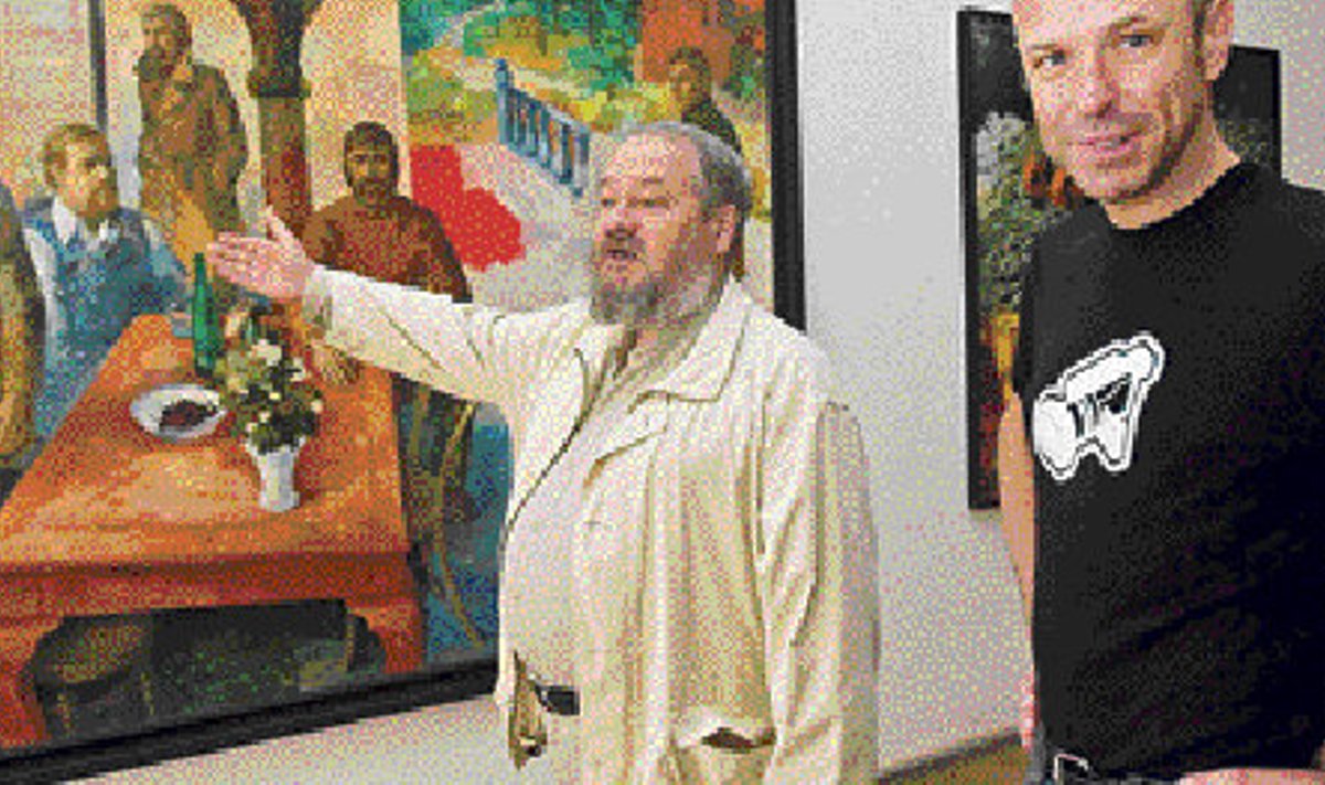 Kujundaja Leonhard Lapin ja kuraator Harry Liivrand poseerivad Olev Subbi maali „Lahemaa rahvuspargi kunstinõukogu” ees.