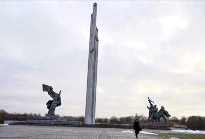 Monument oma tervikus näeb välja selline. Riia linn lubab, et demonteerimise lõpuks ei jää sellest järele ühtki osa.