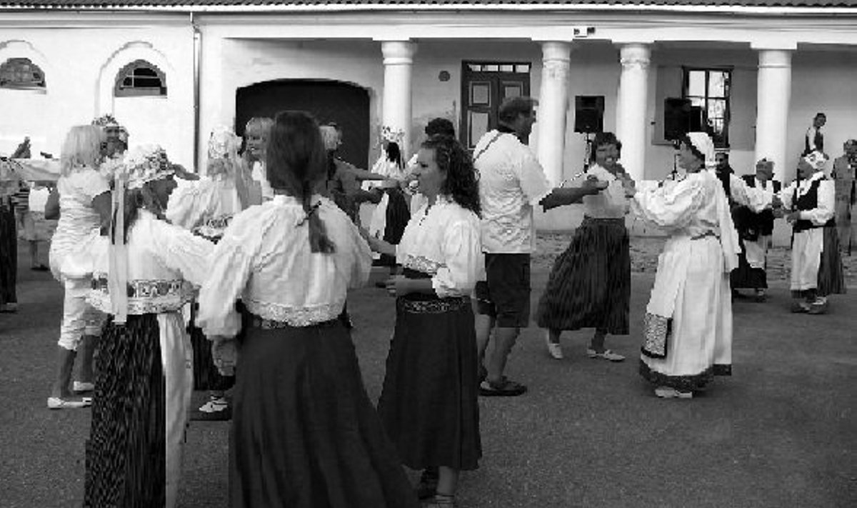 "Kaerajaani" tantsis Uhti kõrtsi juures enamus kohalolijatest. Pildil keskel valges Paistu-aine-lises rahvarõivas kultuurimaja juhataja Silvi Neps (Foto: Maire Henno)