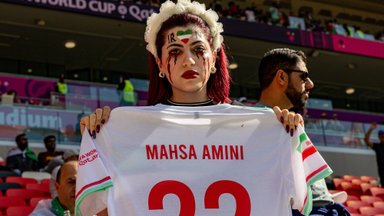 Vuti MM on iraanlastele enamat kui lihtsalt jalgpall: Iraani hümni saadab vilekoor, protestijaid ajab laiali Katari politsei