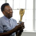 Jalgpallilegend Pele müüs oksjonil enam kui poole miljoni eest rariteetse trofee