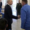 VIDEO | Sõduritega kohtunud Putin näitas kogu kehaga, mida ta kaitseminister Šoigust arvab