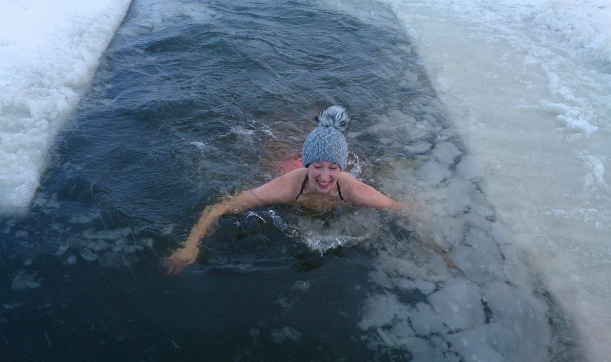 Haapsalu talisupleja Kertu Kaljuveer: "See on tehtud kõige hullema ilmaga, mis ma olen ujumas käinud. Tol päeval oli külma 12 kraadi ja tuiskas."