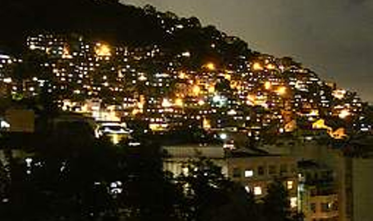 VAADE FAVELALE: Üks pesueht vaesteagul Rio de Janeiro uhkeima, Ipanema linnaosa mäekülgedel. KRISTJAN JANSEN