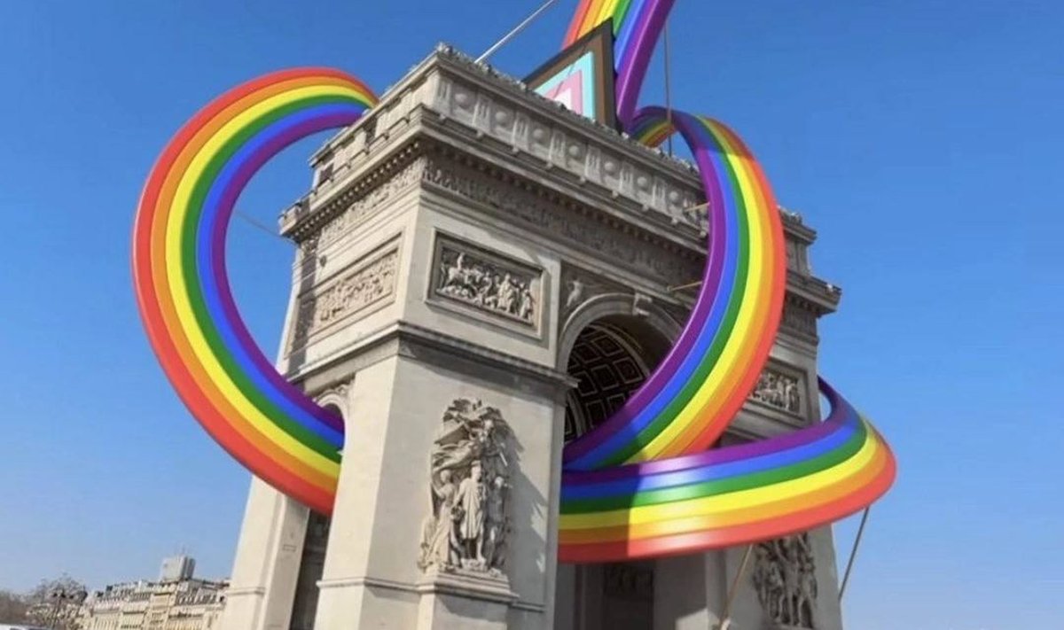 В начале июня в интернете завирусилось 12-секундное видео, где показана Триумфальная арка, опоясанная гигантской радугой.