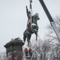 В Киеве демонтировали памятник Щорсу. Как его создавали и почему решили снести