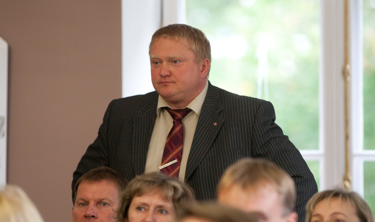 Eesti Maaomavalitsuste liit tunnustas korruptsioonikahtlusega Kajar Lemberit hõbemärgiga.
