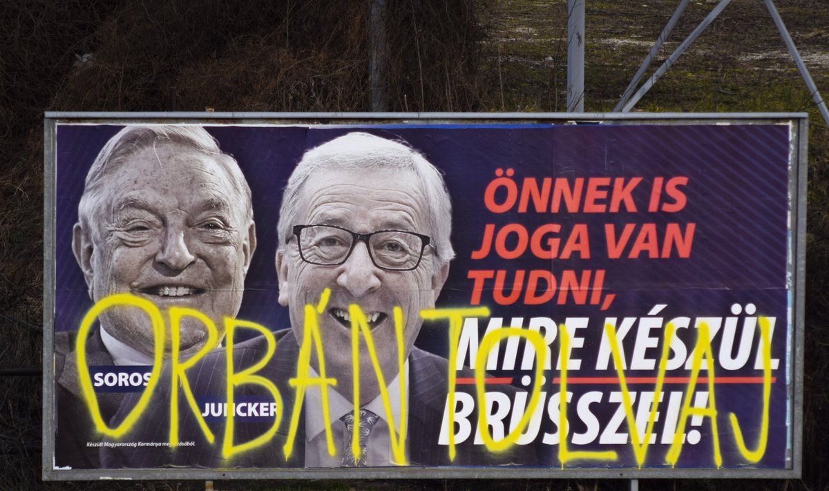 "Orban on varas," kuulutab graffity Sorose-vastasel plakatil