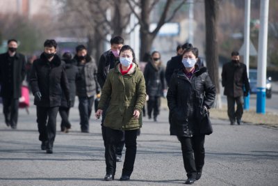 Näomaskides põhjakorealased möödunud kuul pealinnas Pyongyangis.