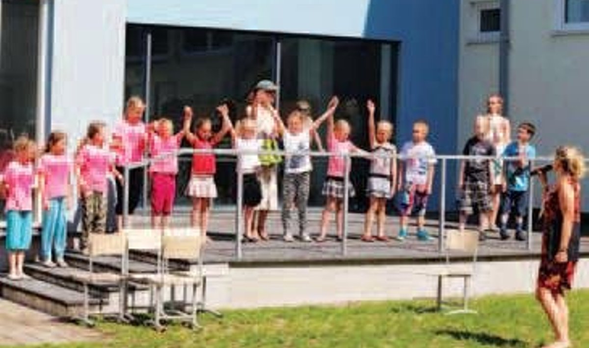 Lastekaitsepäeval vahvate tantsudega esinenud show- ja hip-hop-tantsijad koos oma juhendajaga. Foto: Aile Kaljola