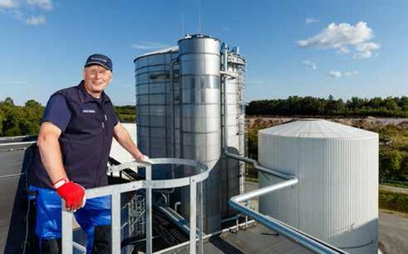 ILMAIME: Esiplaanil Estonian Celli veepuhastusjaama juhataja Arvo Davel ning taamal tehase moodne biogaasireaktor, mida paljud välisspetsialistid kohapeal vaatamas käivad.