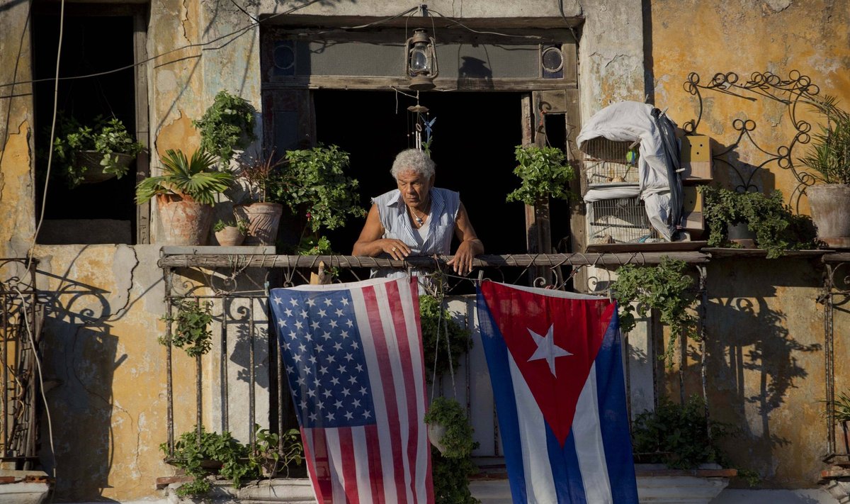 Kuuba ja USA suhete taastamise tähistamiseks riputas Havanna elanik oma rõdule USA ja Kuuba lipu.