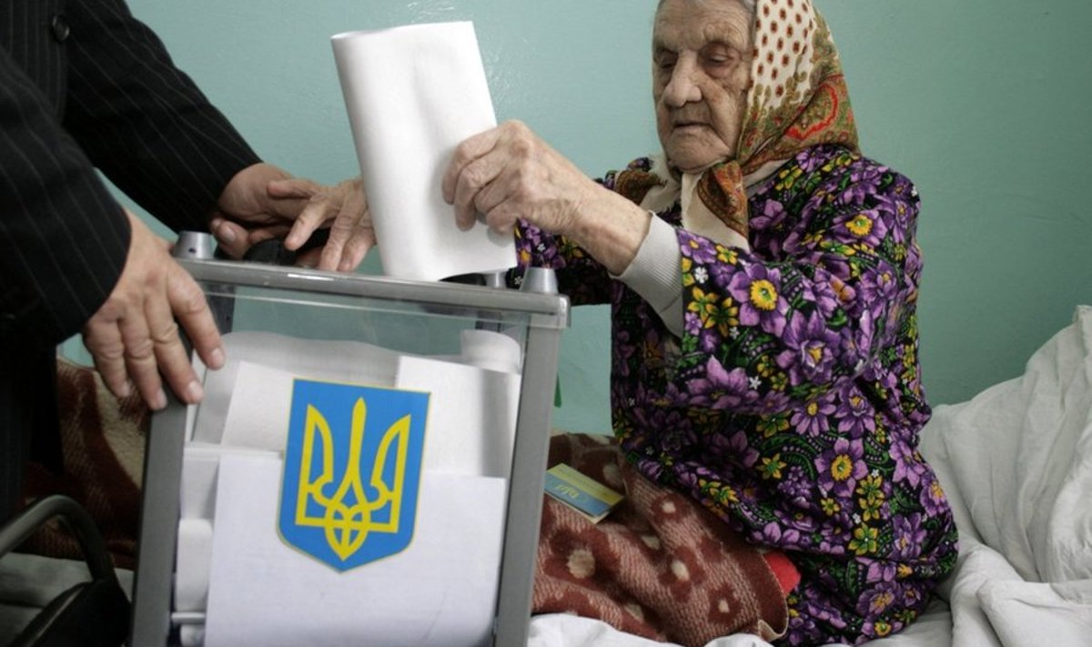 A woman casts her ballot during the presidential election at the hospital in Ternopil in western Ukraine, January 17, 2010. Ukraine began voting for a president on Sunday in an election marked by widespread disillusionment as am economic crisis grips, but one which is crucial to its relations with Russia and place in Europe.  Reuters/Viktor Gurniak  (UKRAINE - Tags: POLITICS ELECTIONS)