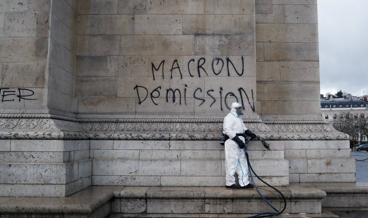 Nädalavahetuse meeleavaldustes sai Pariisi kuulus Arc de Triomphe üleskutse, et Emmanuel Macron tagasi astuks. Pildil puhastustöö pärast meeleavaldust.