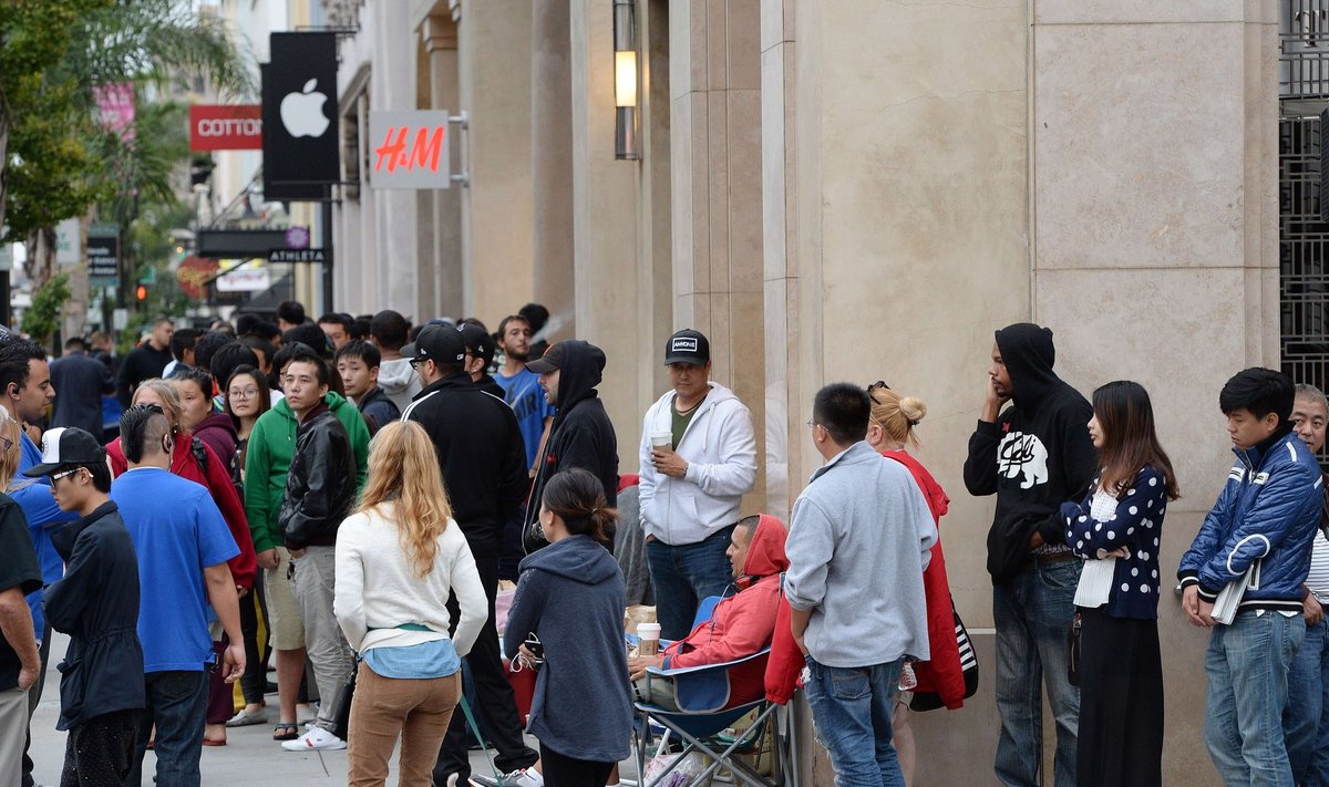 Inimesed Californias Pasadenas Apple'i poe taga iPhone 6 soetamise järjekorras.