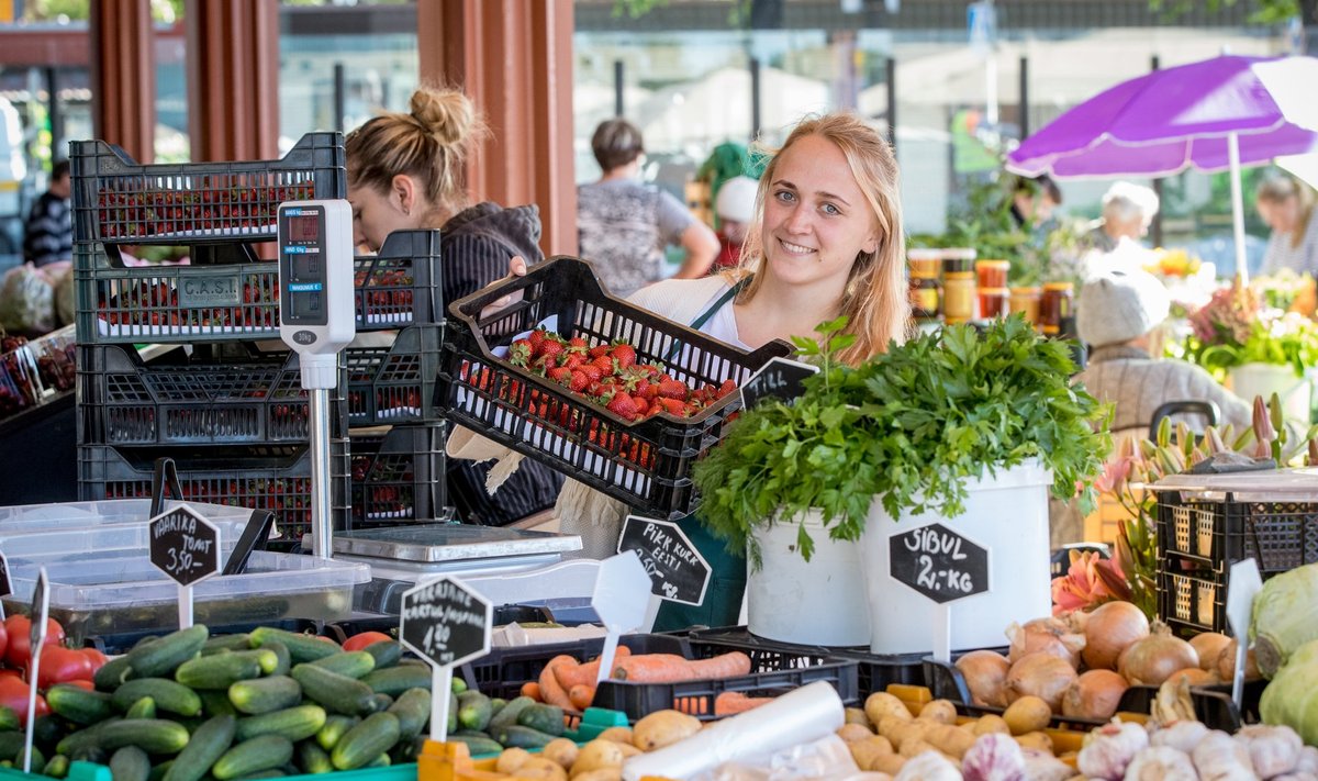 BALTI JAAMA TURG: Reporter Anna-Maria maasikaid müümas.
