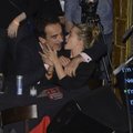 "Lastega kodus" staar Mary-Kate Olsen lasi pulmakülalistele kausitäite viisi sigarette ette tassida
