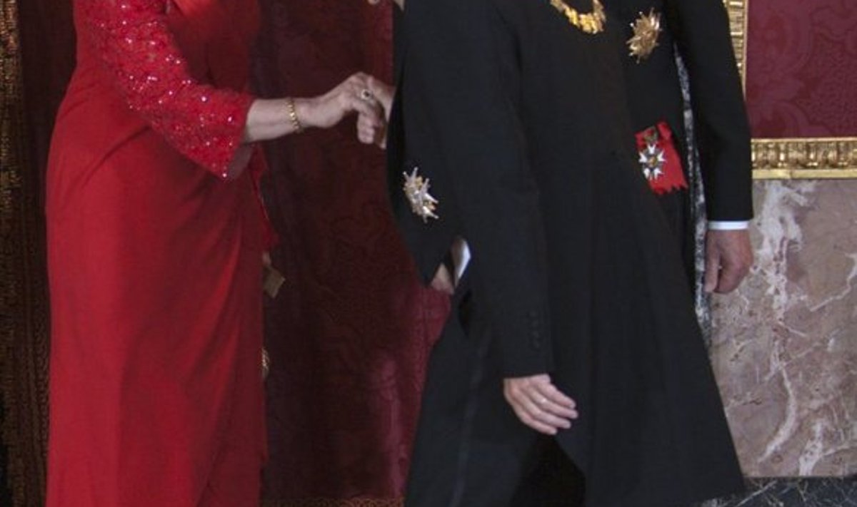 Hispaania kuningas Juan Carlos I ja kuninganna Sofia võtmas vastu Prantsusmaa presidendi Nicolas Sarkozy tervitusi (27. aprillil Madridi kuninglikus palees).