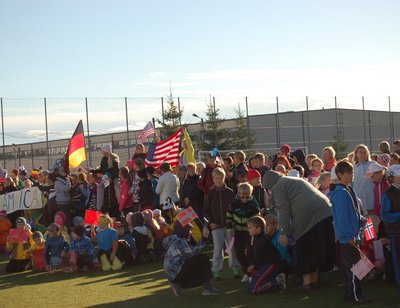 Kooli staadionile kogunes olümpiamänge pidama rahvusvaheline seltskond, iga klass esindas erinevat riiki.