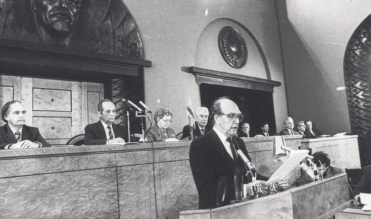 Tähtis hetk 25 aastat tagasi.  Suveräänsusdeklaratsiooni loeb ülemnõukogus ette Eesti NSV  välisminister Arnold Green.  Taamalt jälgivad pingsalt ülemnõukogu saadik Jaan Rääts  (vasakul) ja erakorralist istungit juhtinud EKP KK esimene  sekretär Vaino Väljas.