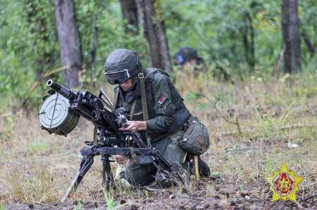 Kuigi erioperatsioonide väed on Valgevene armee eliit, on isegi need loodud nõukogude õhudessantväeosade ja GRU eriüksuste eeskujul.