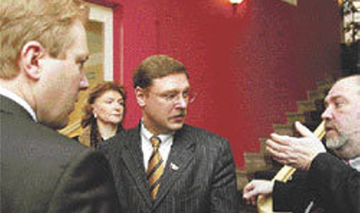 Riigikogulane Marko Mihkelson (vasakul), Konstantin KossatÂ?ov ja Vene suursaadik Konstantin Provalov.
