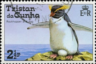Среди прочего, Тристан-да-Кунья получает доходы от продажи марок. Пингвинов на острове больше, чем людей