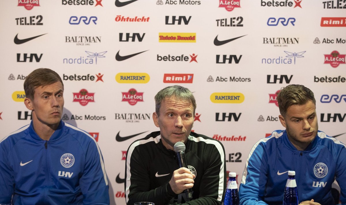 Eesti jalgpallikoondise peatreener Martin Reim (keskel) avaldas koos väravavaht Mihkel Aksalu (vasakul) ja Rauno Sappineniga lootust, et nädalaga saavad mõned probleemid lahendatud.