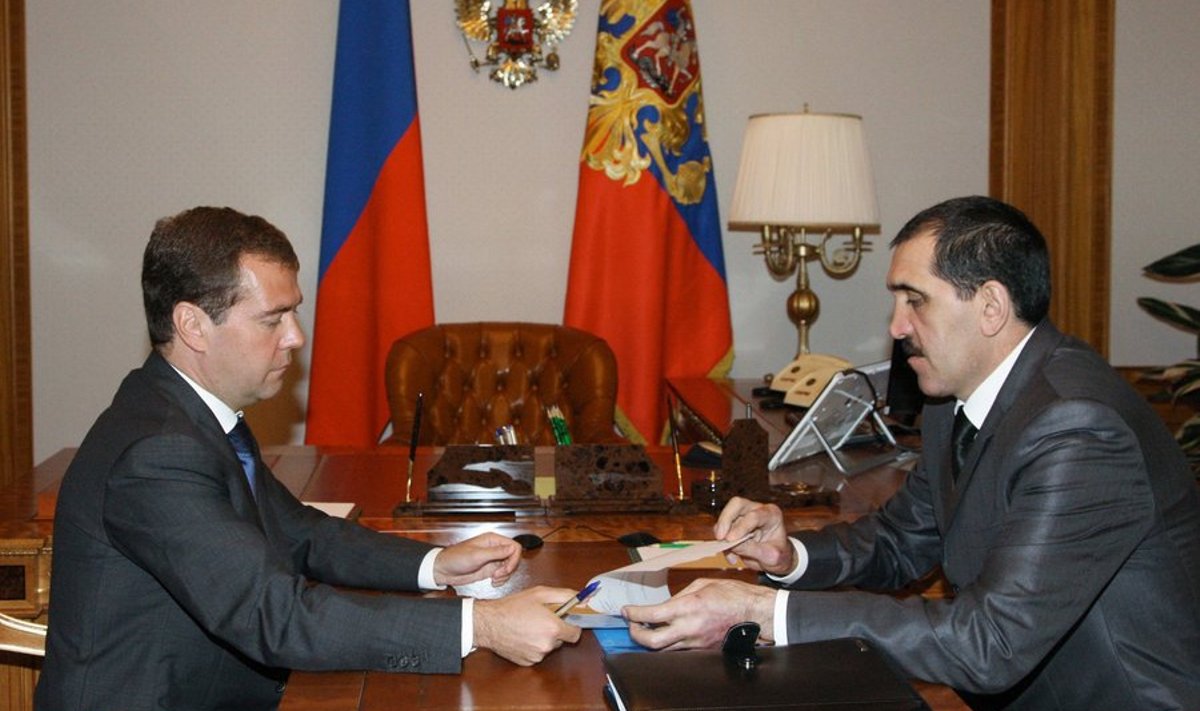 Venemaa president Dmitri Medvedev täna Sotšis kohtumisel Inguššia presidendi Junus-Bek Jevkuroviga, kelle ta mullu ametisse määras.