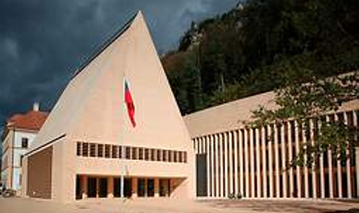 Liechtensteini parlament: Viilkatusega majaosas on istungite saal, teises tiivas ametkondlikud ruumid ja arhiiv.