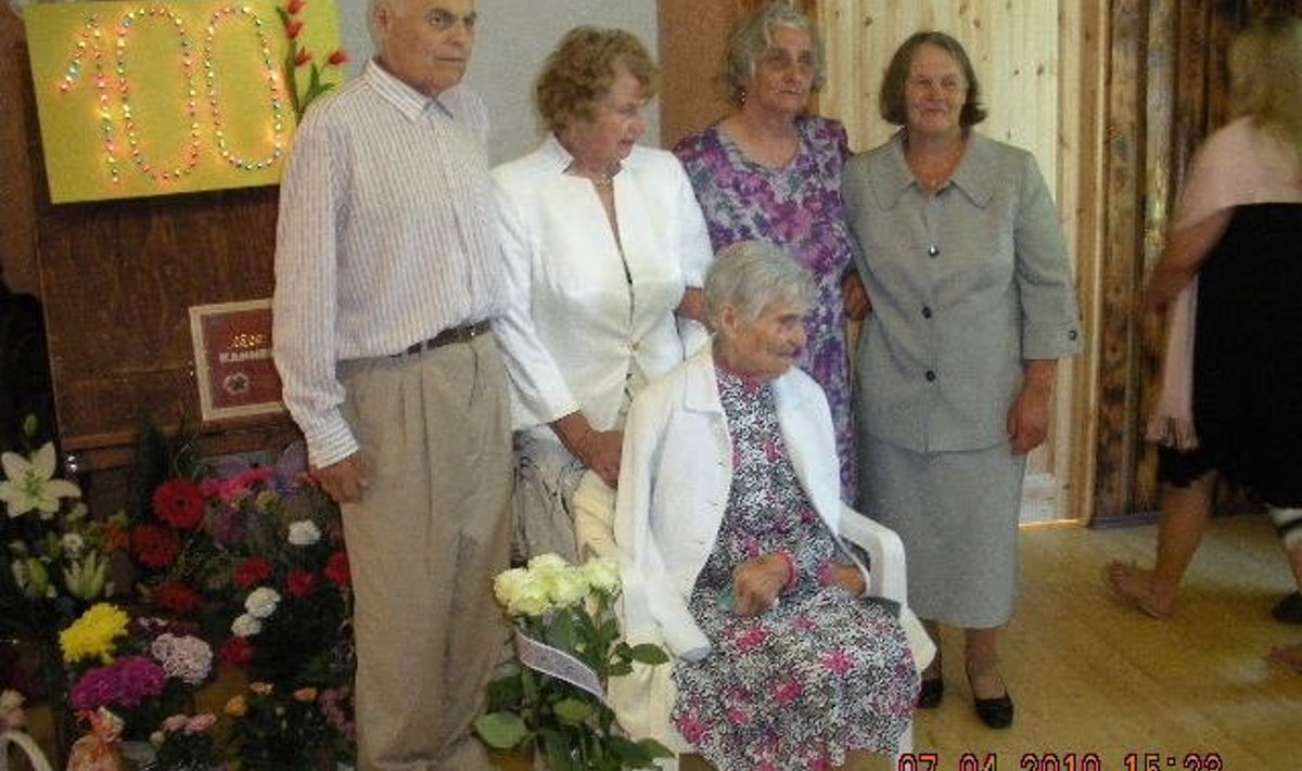 Saja-aastane Armilde Vunder koos järeltulijatega suurt juubelit tähistamas