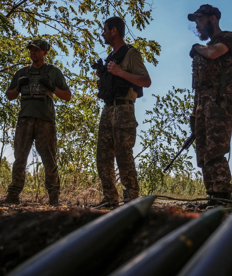 Ukraina sõjaväelased suurtükimürskudega Donetski oblastis rindejoonel. Foto tehtud 22. septembril 2023.