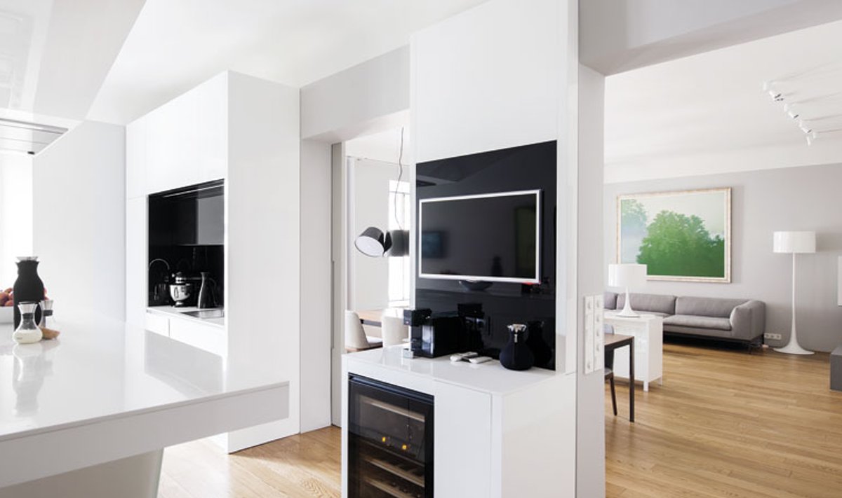 Modernne köök esitleb siledaid kõrgläikelisi pindu ning musta-valge kontrasti. Köögi ja elutoa vahel on kerge lükanduks, mis võimaldab kaks ruumitsooni soovi korral eraldada.