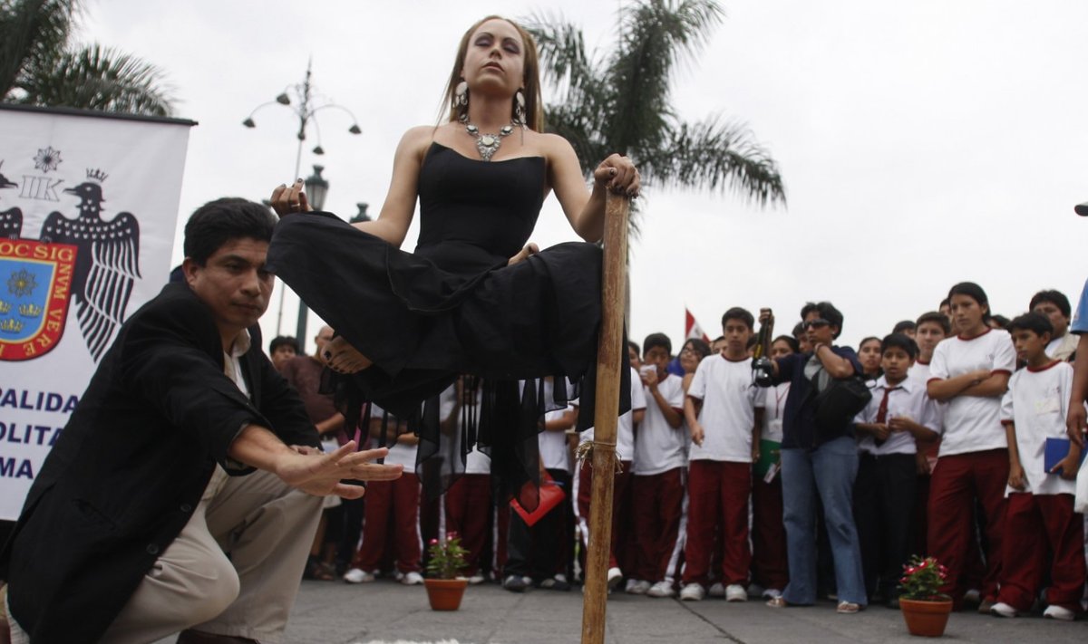 Peruu illusionist Claudia Pacheco (teiba toel) justkui õhus hõljumas. 