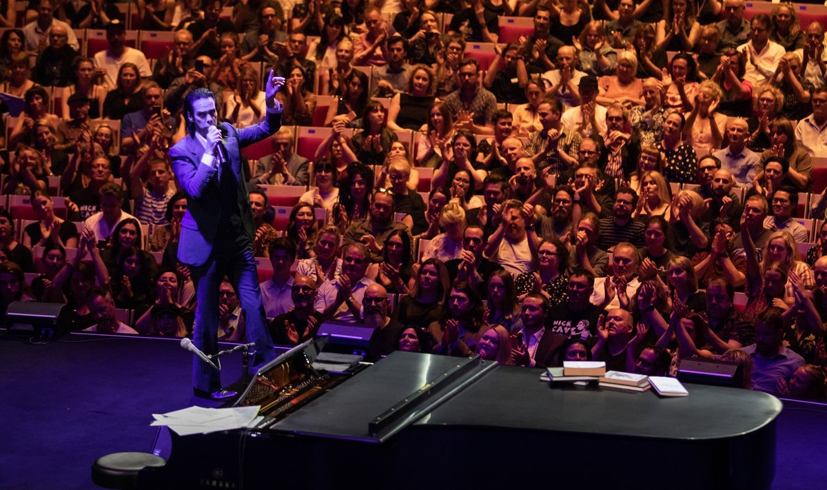 Nick Cave kliimamuutusest ega poliitilistest teemadest ei laula, kuid nendib, et veider on kirjutada armastuslaule ajal, kus maailm on leekides.