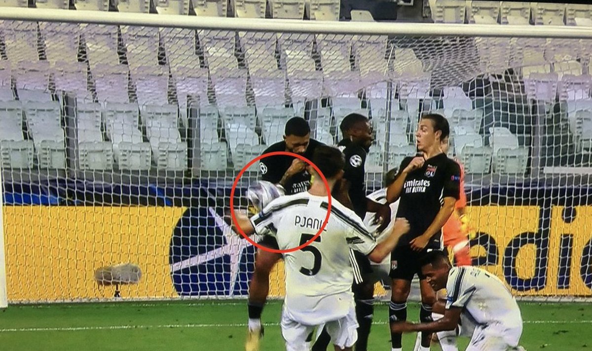 Olukord, millest vilistati Juventusele penalti. Kohtunike hinnangul tegi Memphis Depay ennast käega laiemaks ning blokeeris seega kollase kaardi ja penalti vääriliselt Miralem Pjanići pealelöögi.