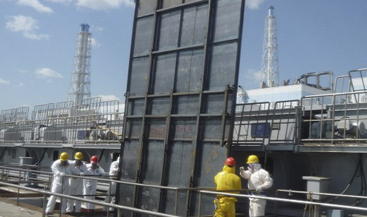 Tuumajaama töötajad paigaldavad veevõtukanalisse täiendavat väravat, et vältida radioaktiivse vee merrevalgumist.