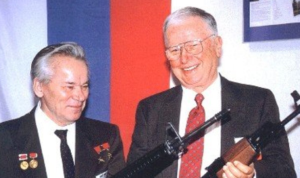 Mihhail Kalashnikov hoidmas käes M-16't ja seismas selle leiutaja Eugene Stoner kõrval, kes omakorda hoiab AK-47't käes
