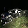 FOTOD SÜNDMUSKOHALT | Vääna-Jõesuus sõitis alkoholi tarvitanud juht vastu puud, kaks inimest sai viga